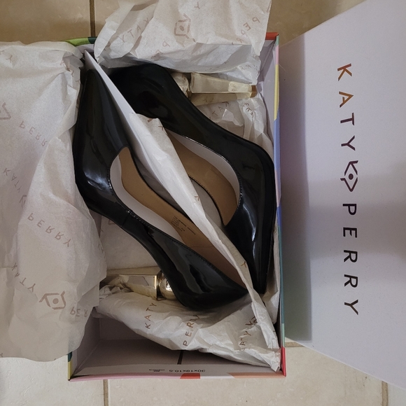 Shoes - Picture 6 of 7